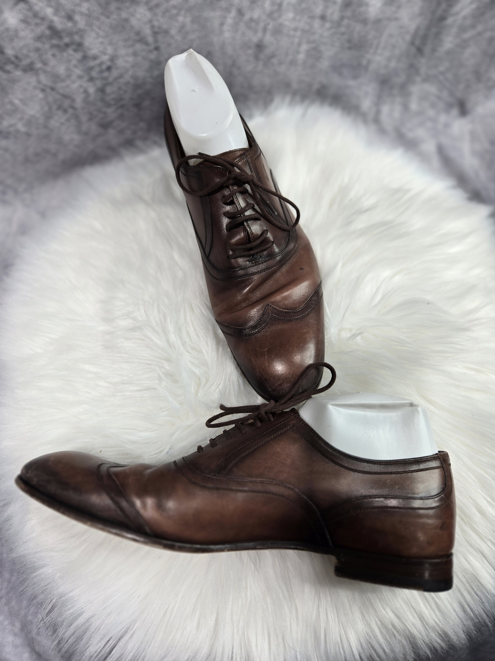 Gucci men's Oxford dress shoes featuring a cap-toe design and brogue detailing - Picture 2 of 6